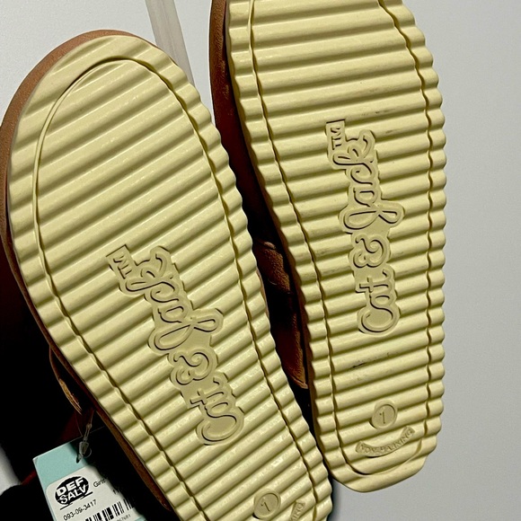 Brand new slippers!!! All on sales all must go on good prices!!! - Picture 2 of 3